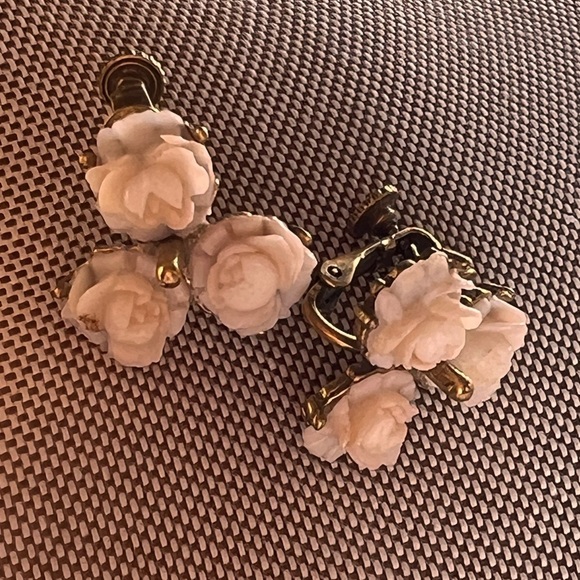 Carved pronged Vintage  Rose clip on earrings  Cream ivory Gold Floral Earrings - Picture 9 of 9